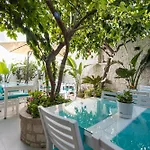 Kairos Hotel